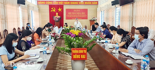 TS.Nguyễn Văn Long, Phó hiệu trưởng nhà trường gợi ý thảo luận tại hội thảo