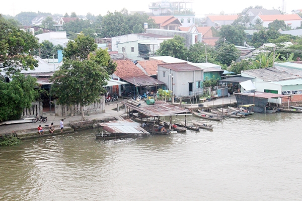 1. Một góc nhỏ bên chân cầu Bửu Hòa (P.Bửu Hòa, TP.Biên Hòa) là những hộ dân xóm Câu với hàng chục ghe, thuyền vẫn thường neo đậu