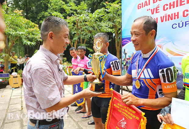 Ban tổ chức trao cúp cho tay đua Nguyễn Nam Cực (H.Vĩnh Cửu) giành giải nhất hệ tuyển mở rộng nhóm 41-55 tuổi