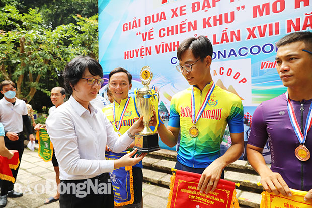 Ban tổ chức trao cúp cho tay đua Nguyễn Thành Nhật (Đường Emmaus) giành giải nhất hệ tuyển mở rộng nhóm 16-40 tuổi
