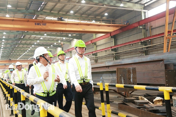 Ủy viên Trung ương Đảng, Bí thư Tỉnh ủy Nguyễn Hồng Lĩnh tham quan một doanh nghiệp sản xuất kết cấu thép với giá trị kinh tế cao. Ảnh:  CÔNG NGHĨA