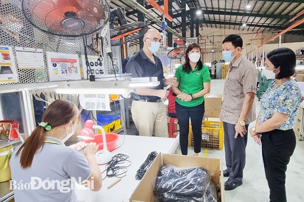 Đoàn kiểm tra liên ngành an toàn vệ sinh lao động của tỉnh do Sở LĐ-TBXH chủ trì kiểm tra việc chấp hành các quy định về an toàn vệ sinh lao động tại Công ty TNHH Parker Seal Việt Nam. 