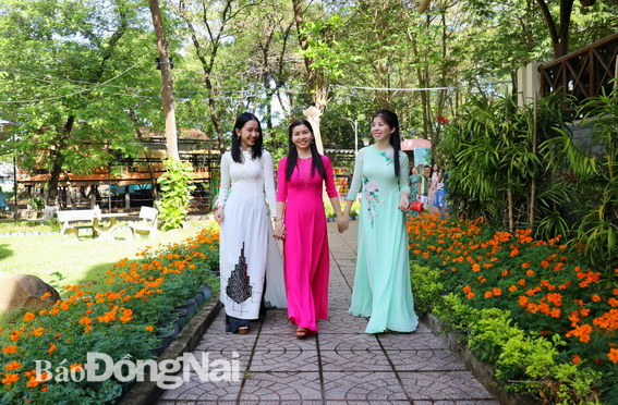 Chị em dịu dàng trong trang phục áo dài tại khu du lịch Bửu Long