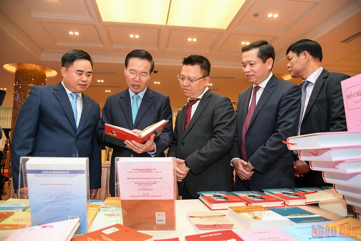 Lãnh đạo Đảng, Nhà nước thăm gian trưng bày sách tại Triển lãm