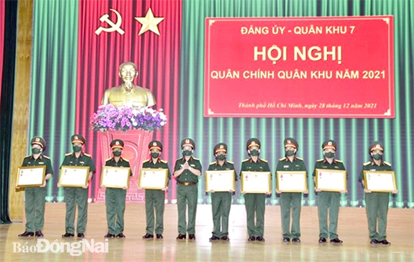 Lực lượng vũ trang Đồng Nai (thứ 4 từ trái sang) nhận Huân chương Bảo vệ Tổ quốc hạng Ba cho thành tích tham gia chống dịch