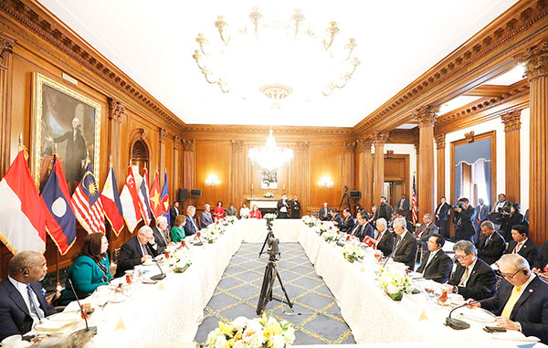 Thủ tướng Phạm Minh Chính cùng các lãnh đạo ASEAN ăn trưa với Chủ tịch Hạ viện Pelosi và một số nghị sĩ Quốc hội Hoa Kỳ. Ảnh: TTXVN