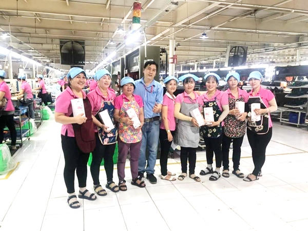 Công ty TNHH Hwaesung Vina (H.Nhơn Trạch) tặng quà sinh nhật cho công nhân. ảnh: CĐ