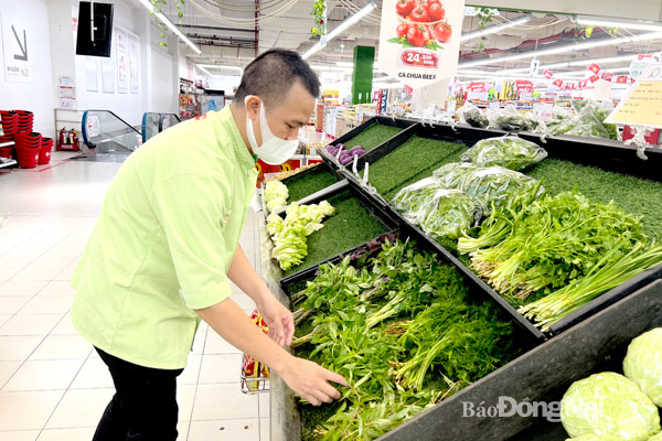 Lotte Mart Đồng Nai dùng dây thun cột rau thơm. Ảnh: Ban Mai
