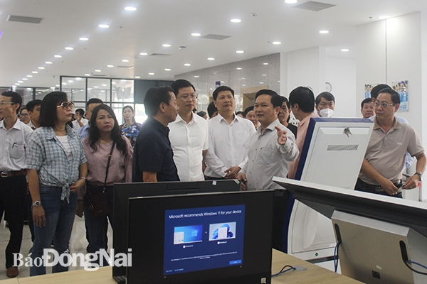 Lãnh đạo UBND TP Biên Hòa giới thiệu các đại biểu 2 thành phố Tuy Hòa và Quy Nhơn tham quan tại Trung tâm hành chính công TP Biên Hòa
