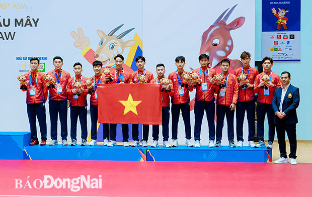 VĐV Nguyễn Tiến Đạt cùng đội tuyển nam VIệt Nam nhận HCĐ nội dung đồng đội nam.