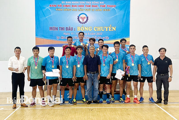Ban tổ chức trao huy chương vàng cho đội TP. Long Khánh