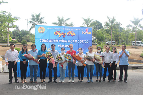 Đại diện Liên đoàn Lao động tỉnh và Công đoàn Tổng công ty công nghiệp thực phẩm Đồng Nai tặng hoa cho các đội tham gia ngày hội