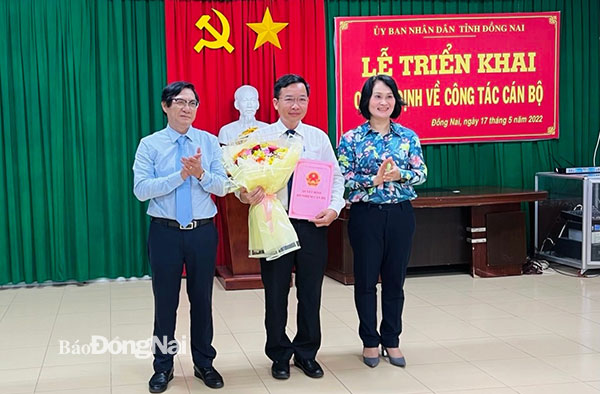 Đồng chí Đặng Minh Nguyệt, Ủy viên Ban TVTU, Trưởng Ban Tổ chức Tỉnh ủy và Phó chủ tịch UBND tỉnh Nguyễn Sơn Hùng trao quyết định cho BS CKII.Lê Quang Trung