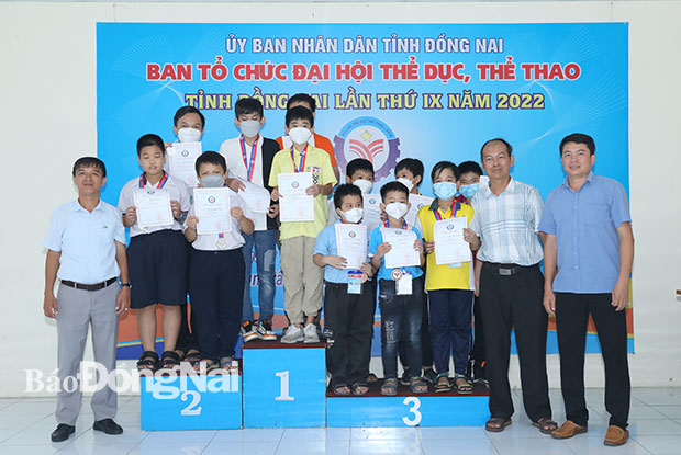 Ban tổ chức trao huy chương cho các VĐV giành thứ hạng cao nội dung đồng đội nam