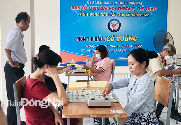Các VĐV nữ thi đấu môn cờ tướng 