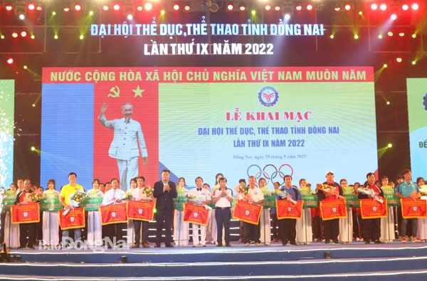 Tổng cục trưởng Tổng cục TDTT (Bộ VH-TTDL) Đặng Hà Việt và Phó chủ tịch UBND tỉnh Nguyễn Sơn Hùng trao cờ lưu niệm cho các đơn vị tham dự đại hội. Ảnh: Huy Anh