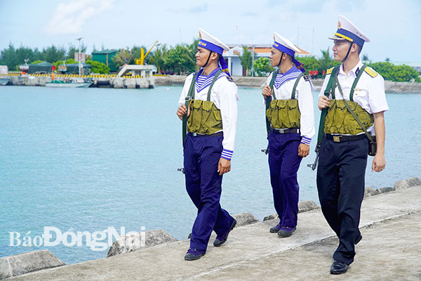 2. Các chiến sĩ hải quân tuần tra bên bờ biển đảo Sinh Tồn