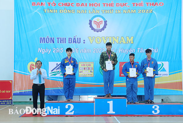 Đại tá, võ sư Vũ Văn Điền, Chỉ huy trưởng Bộ CHQS tỉnh, Ủy viên Liên đoàn Vovinam Việt Nam, Chủ tịch Liên đoàn Vovinam tỉnh trao huy chương cho các VĐV