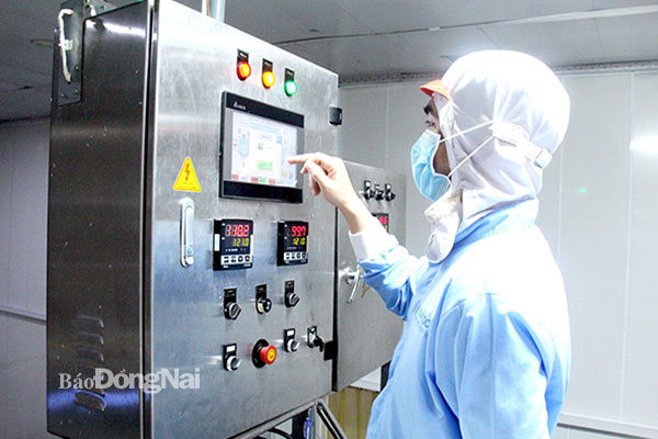 Dây chuyền sản xuất ứng dụng công nghệ điều khiển tự động tại một nhà máy chế biến thực phẩm tại Khu công nghiệp Hố Nai (H.Trảng Bom). Ảnh: Hải Quân