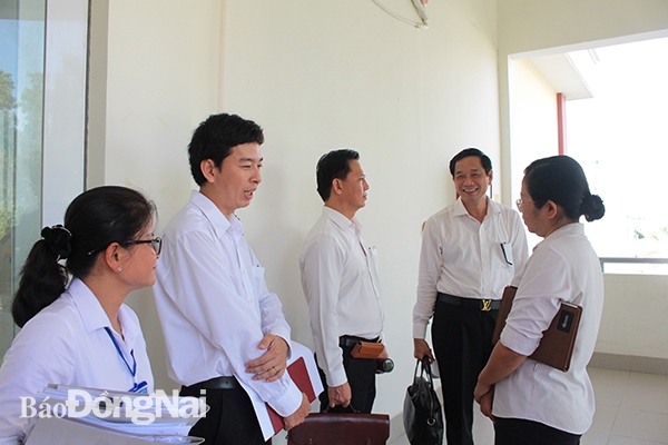 Phó chủ tịch UBND tỉnh Võ Văn Phi cùng đại biểu HĐND tỉnh và lãnh đạo địa phương P.Hiệp Hòa trao đổi những vấn đề mà cử tri quan tâm