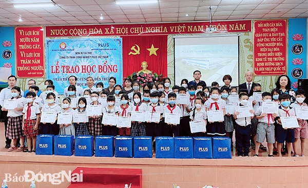  Các em học sinh của H.Trảng Bom được nhận học bổng “Plus tiếp bước cùng em đến trường”
