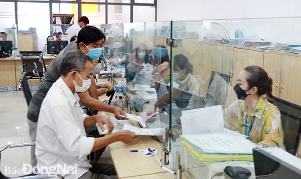 Người dân giải quyết công việc tại Bộ phận một cửa TP.Biên Hòa