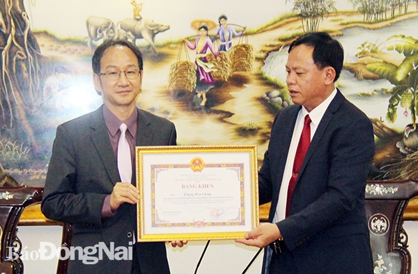 Phó chủ tịch UBND tỉnh Võ Tấn Đức thay mặt UBND tỉnh trao bằng khen cho ông Chung Văn Chính vì những đóng góp của ông trong công tác thúc đẩy mối quan hệ hợp tác giữa tỉnh Đồng Nai và Văn phòng Kinh tế và văn hóa Đài Bắc tại TP.HCM