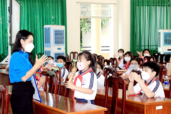Các em đội viên Trường tiểu học Nguyễn An Ninh (TP.Biên Hòa) mạnh dạn trao đổi ý kiến tại chương trình do Liên đội tổ chức