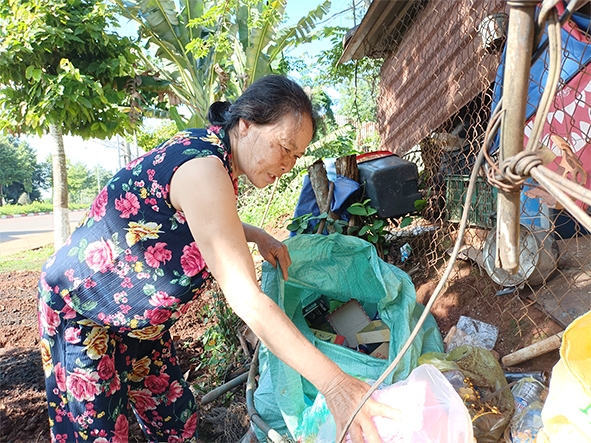 Bà Trần Thị Hoa (ngụ P.Suối Tre, TP.Long Khánh) nhặt ve chai để kiếm sống, nuôi chồng đau bệnh