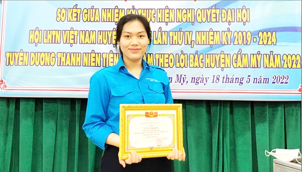 Em Triệu Gia Hạnh, lớp 12C4, Trường THPT Võ Trường Toản nhận khen thưởng Thanh niên tiên tiến làm theo lời Bác năm 2022 H.Cẩm Mỹ