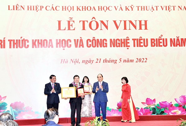 Chủ tịch nước Nguyễn Xuân Phúc và Chủ tịch Liên hiệp các Hội Khoa học - kỹ thuật Việt Nam tặng bằng khen và danh hiệu Trí thức khoa học - công nghệ tiêu biểu cho ThS Nguyễn Văn Liệt