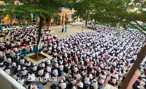 Năm học 2022-2023 các trường công lập của TP.Biên Hoà dự báo sẽ tiếp tục gặp áp lực trong tuyển sinh (Trong ảnh: Một góc sân trường Trường THCS Trảng Dài trong buổi chào cờ đầu tuần năm học 2021-2022). Ảnh: Công Nghĩa