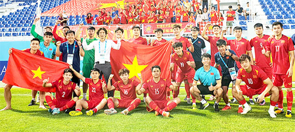 Tuyển U.23 Việt Nam chung vui cùng cổ động viên tại Uzbekistan sau khi lọt vào tứ kết U.23 châu Á. Ảnh: VFF