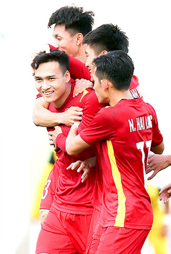 “Ngay từ đầu giải U.23 Việt Nam có mục tiêu vượt qua vòng bảng. Chúng tôi muốn dành thành tích này cho tất cả những người hâm mộ theo dõi và ủng hộ đội tuyển” - thủ quân BÙI HOÀNG VIỆT ANH nói.