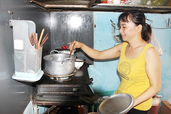 Chị Nguyễn Thị Tâm, công nhân Công ty TNHH Pouchen Việt Nam (P.Hóa An, TP.Biên Hòa) nấu bữa tối cho gia đình trong căn phòng trọ nhỏ