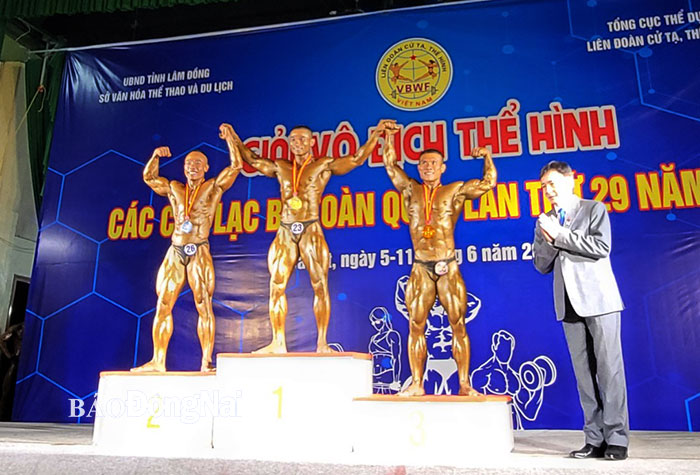 Phạm Văn Hùng trên bục nhận HCV đến 60kg nam B.