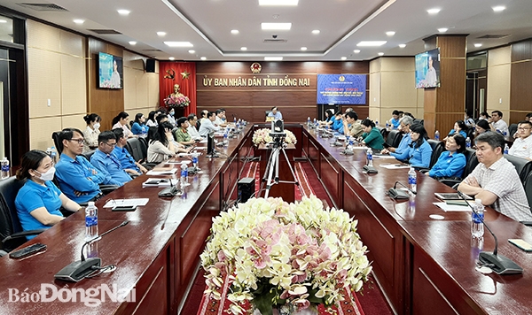 Phó chủ tịch UBND tỉnh Nguyễn Sơn Hùng theo và các đại biểu Đồng Nai theo dõi buổi đối thoại qua màn hình