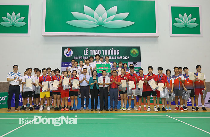 Ban tổ chức, đại biểu trao huy chương cho các đội giành thứ hạng cao nội dung đồng đội nam nữ phối hợp