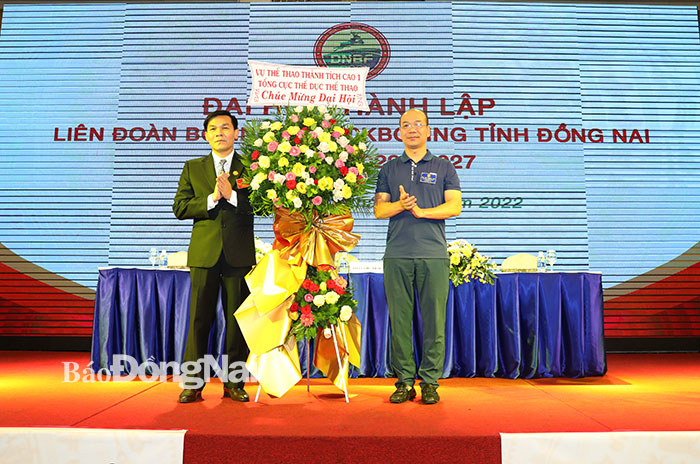 Vụ trưởng Vụ Thể thao thành tích cao I, Tổng cục TDTT Hoàng Quốc Vinh (phải) tặng lẵng hoa chúc mừng đại hội