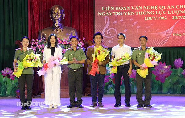 Đại tá Trần Tiến Đạt, Phó giám đốc Công an tỉnh tặng hoa cho Ban giám khảo Liên hoan nghệ thuật quần chúng Công an tỉnh Đồng Nai năm 2022. Ảnh: Trần Danh
