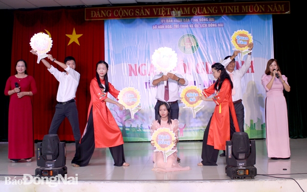 Gia đình chị Hoàng Thị Nga, H.Tân Phú (bìa phải) tham gia Ngày hội gia đình tỉnh Đồng Nai năm 2022. Ảnh: L.Na