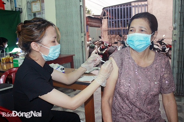 Người dân tiêm vắc xin tại TP.Biên Hòa