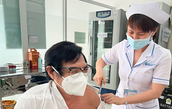 Phó chủ tịch UBND tỉnh Nguyễn Sơn Hùng tiêm vaccine phòng Covid-19 mũi 4. Ảnh: Hải Yến