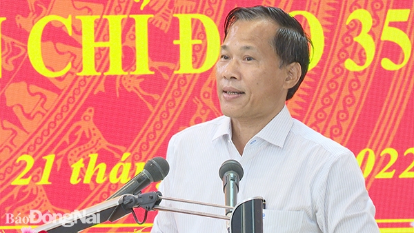 Ủy viên Ban TVTU, Trưởng ban Tuyên giáo Tỉnh ủy Phạm Xuân Hà trao đổi một số nội dung trong chương trình tập huấn tại hội nghị