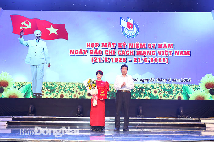 Nhóm tác giả nhận giải nhất Giải thưởng Ngòi Viết vàng tỉnh Đồng Nai lần thứ 32