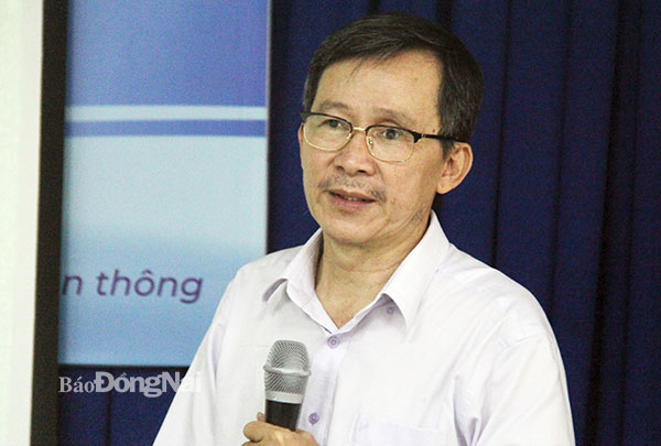 TS.Huỳnh Văn Thông trình bày các nội dung liên quan đến vấn đề sản xuất tin tức báo chí trên môi trường truyền thông xã hội