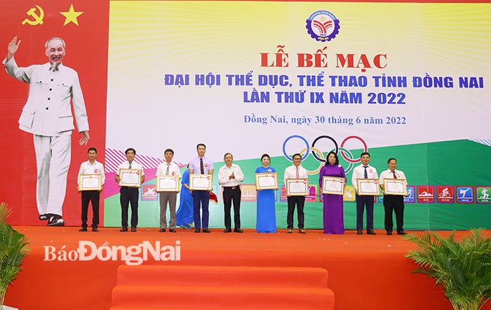 Phó trưởng ban Ban Tuyên giáo Tỉnh ủy Phạm Tấn Linh trao tặng bằng khen của UBND tỉnh cho các cá nhân có thành tích trong tổ chức Đại hội TDTT tỉnh lần IX-2022