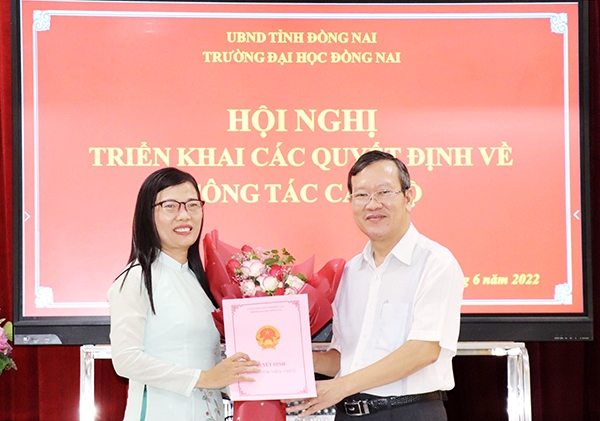 PGS-TS Huỳnh Bùi Linh Chi trong buổi lễ bổ nhiệm chức danh PGS do Trường đại học Đồng Nai tổ chức . Ảnh: H.Yến