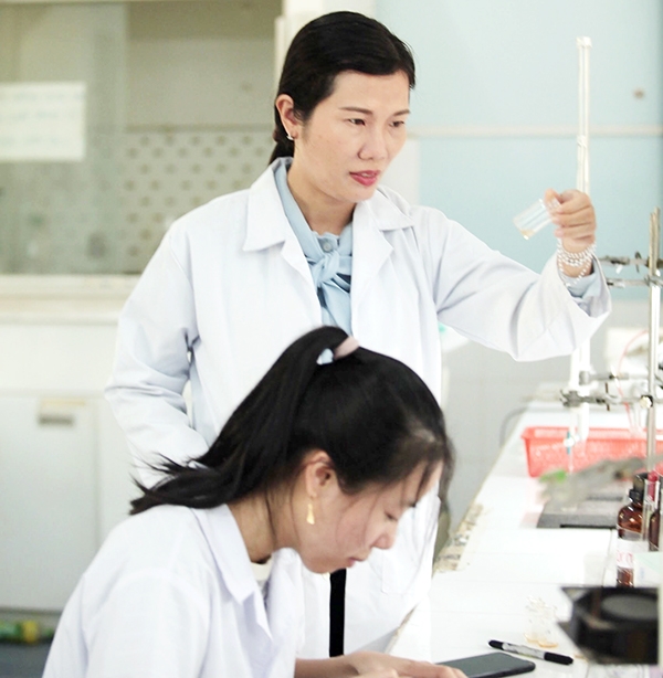 PGS-TS Huỳnh Bùi Linh Chi (người đứng) hướng dẫn sinh viên làm nghiên cứu tại Phòng Thí nghiệm