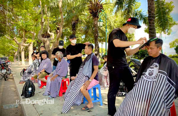 Nhiều người dân ở khu vực chợ Biên Hòa đến cắt tóc tại điểm cắt tóc miễn phí tại công viên Nguyễn Văn Trị (TP.Biên Hòa). Ảnh: Đoàn Phú